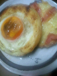 洗い物なし!!目玉焼きベーコンバーガー♪-レシピのメイン写真