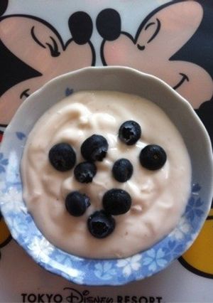 さくら味ヨーグルトのブルーベリー添え-レシピのメイン写真