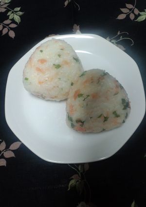 鮭フレークと青紫蘇のおにぎり♬-レシピのメイン写真