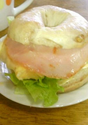 朝食に♪卵ハムチーズベーグルサンド-レシピのメイン写真
