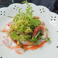 รูปของ 春のサラダ　いちごのヨーグルトソース