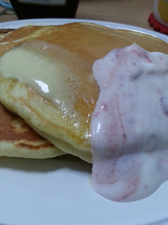 ホットケーキにダノンビオをオン♪-レシピのメイン写真