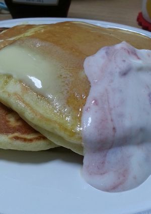 ホットケーキにダノンビオをオン♪-レシピのメイン写真