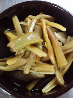 たしっぽ(いたどり)の下処理-レシピのメイン写真