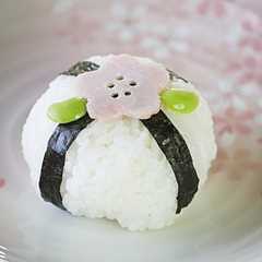 รูปของ 桜見に行楽弁当✿お花のおにぎり✿