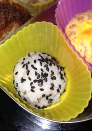 ご飯で赤餡の団子 お弁当に^ ^-レシピのメイン写真