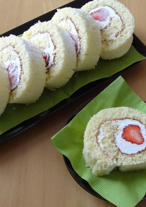 苺とチーズクリームのしっとりロールケーキ-レシピのメイン写真