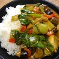รูปของ 鶏肉と野菜のココナッツカレー炒め