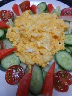 レタスにスクランブルエッグのせサラダ-レシピのメイン写真