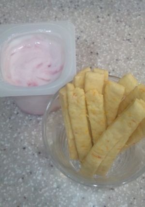 人参クッキーにヨーグルトをつけて!-レシピのメイン写真