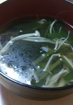 すぐ出来る！えのきとニラとワカメのスープ-レシピのメイン写真