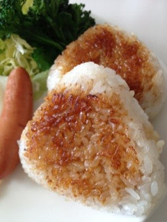 フライパンで簡単バター醤油の焼きおにぎり-レシピのメイン写真