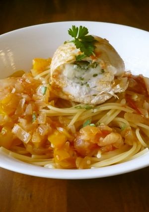 チキンロールのせトマトソースパスタ-レシピのメイン写真