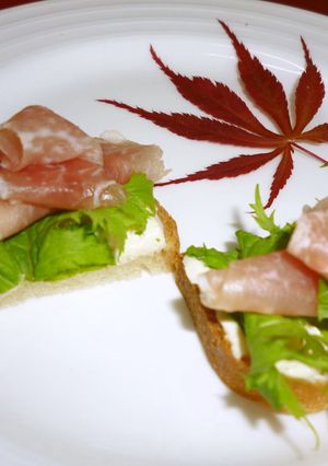 生ハムとワサビ菜のクリームチーズカナッペ-レシピのメイン写真