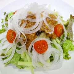 รูปของ おかしな仲間じゃじゃ麺サラダ