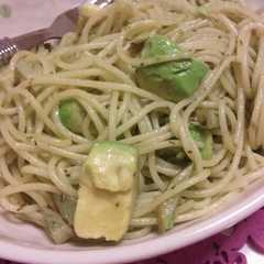 รูปของ アボカドとじゃがいもとバジルのパスタ