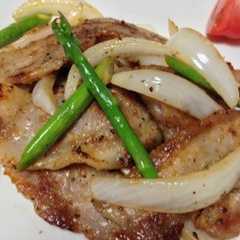รูปของ 豚肉と新タマネギのレモンペッパー焼き❤