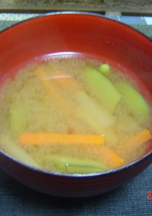 スナップエンドウとヤーコンのお味噌汁-レシピのメイン写真