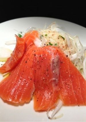 【簡単】サーモンの刺身とスライス新玉ねぎ-レシピのメイン写真