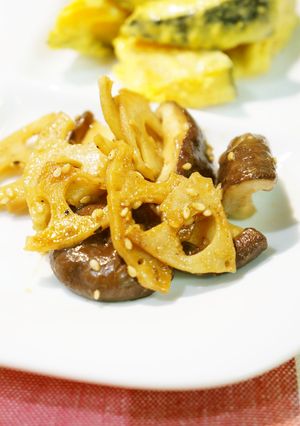 簡単でゴメンネ♪椎茸とレンコンの炒め物。-レシピのメイン写真