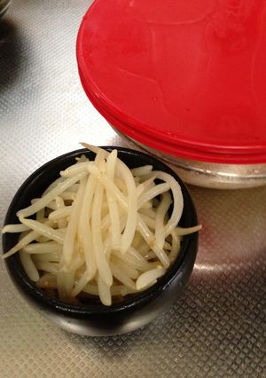 蓋付き容器でフリフリもやしナムル-レシピのメイン写真