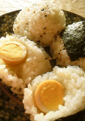 子供が喜ぶ♪うずら卵で爆弾おにぎり-レシピのメイン写真