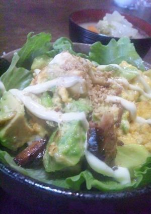 さんまとアボカドの卵ふわふわカフェ風丼-レシピのメイン写真