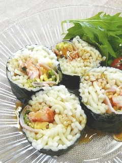 サラダうどんを巻き寿司に!サラダうどん丸-レシピのメイン写真