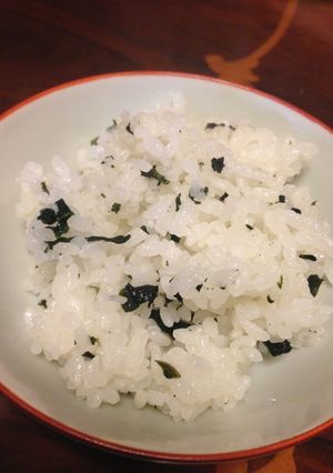 目分量☆簡単混ぜるだけ香るワカメご飯-レシピのメイン写真