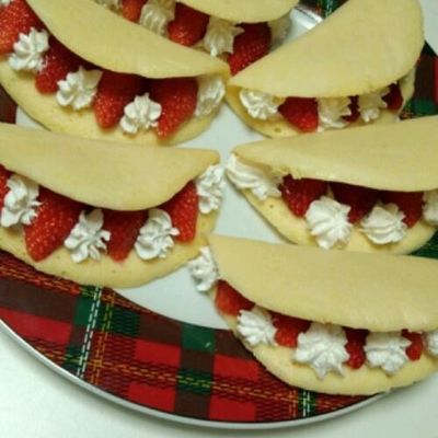 基本からアレンジまで！思わずつくりたくなる「いちごオムレット」の
