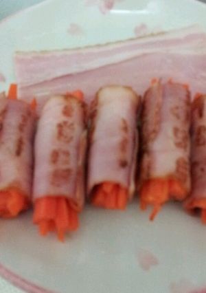 人参のﾍﾞｰｺﾝ巻き お弁当に-レシピのメイン写真