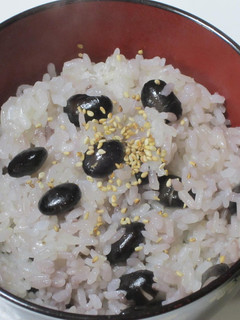 もち米が入った黒豆ご飯。炊飯器で炊けるよ-レシピのメイン写真