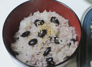 もち米が入った黒豆ご飯。炊飯器で炊けるよ-レシピのメイン写真