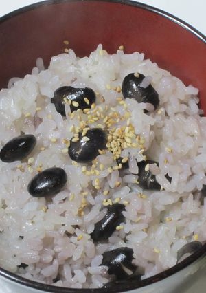 もち米が入った黒豆ご飯。炊飯器で炊けるよ-レシピのメイン写真