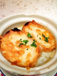 新玉ねぎで丸ごとグラタンスープ-レシピのメイン写真
