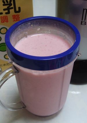苺と豆乳のヨーグルトスムージー-レシピのメイン写真