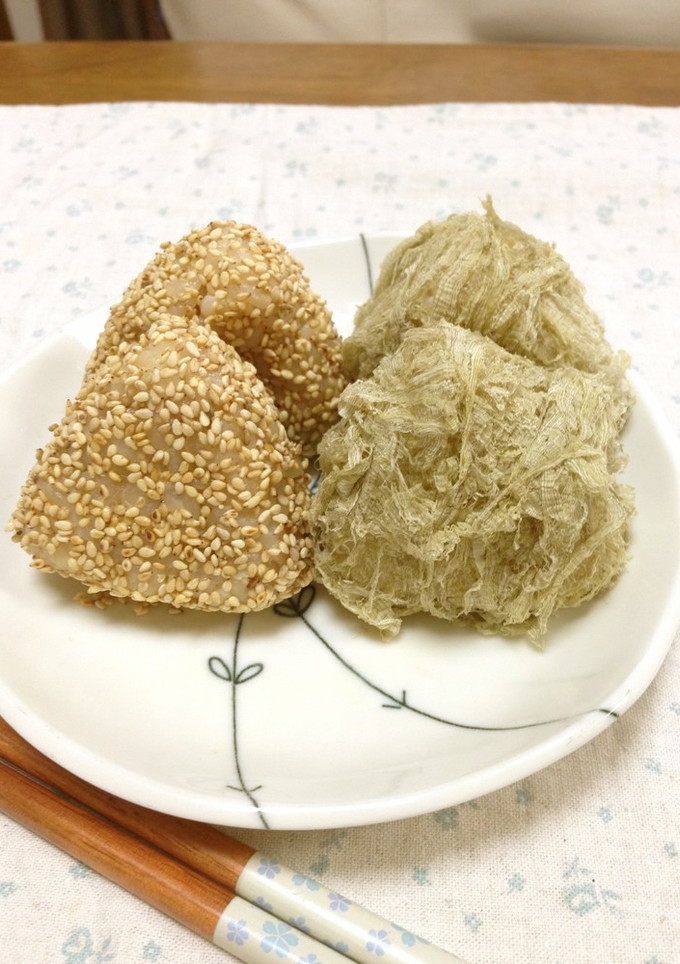 梅マヨおにぎり・胡麻ととろろ昆布で-レシピのメイン写真