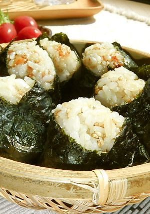 お弁当にも朝食にも!梅おかかおにぎり♬-レシピのメイン写真