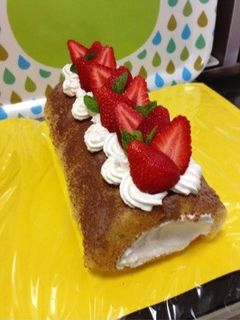 苺のデコレーション♡ロールケーキ-レシピのメイン写真