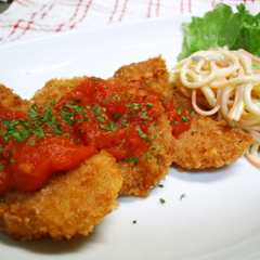 A picture of ヘレカツ　トマトソース.