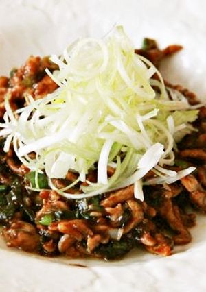 甜麺醤のみ！葱をのせた甘辛味の肉炒め-レシピのメイン写真