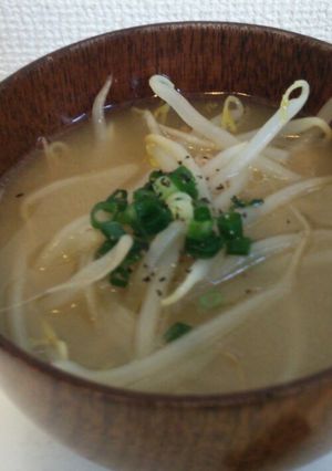 【激安レシピ】もやしと挽き肉の味噌汁-レシピのメイン写真