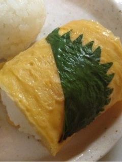 大葉をぺたっ。簡単 卵おにぎり!-レシピのメイン写真