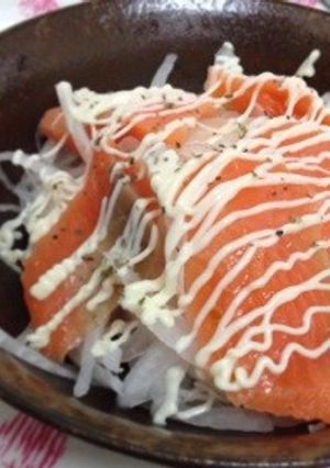 サーモンの塩麹漬けを新玉ねぎで♪-レシピのメイン写真