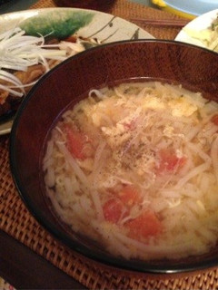 コショウが合う〜!もやし&トマトの味噌汁-レシピのメイン写真