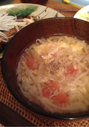 コショウが合う〜！もやし＆トマトの味噌汁-レシピのメイン写真