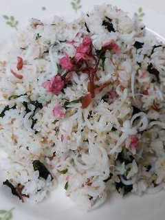 桜の香りのしらすワカメご飯 -レシピのメイン写真