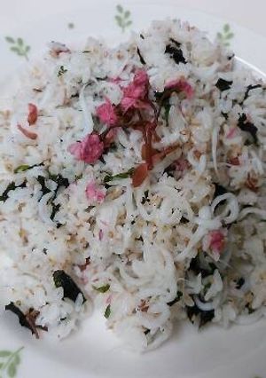 桜の香りのしらすワカメご飯　-レシピのメイン写真