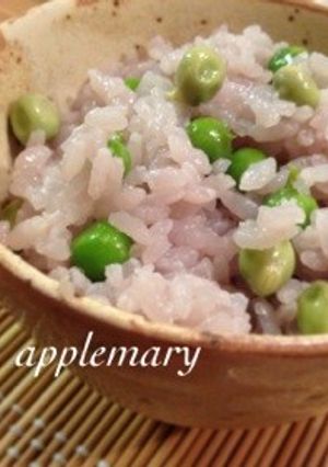 サヤで風味豊かに♪うす紫の春色豆ごはん-レシピのメイン写真