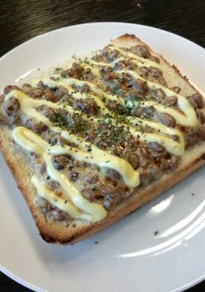 粗挽き胡椒が決め手☆納豆マヨトースト-レシピのメイン写真